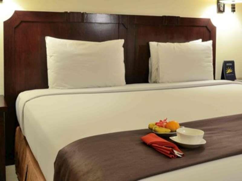 The Sun Hotel Sidoarjo Exterior foto