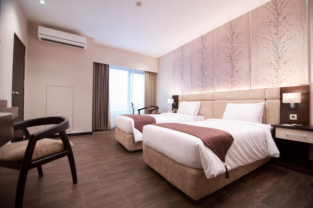 The Sun Hotel Sidoarjo Exterior foto