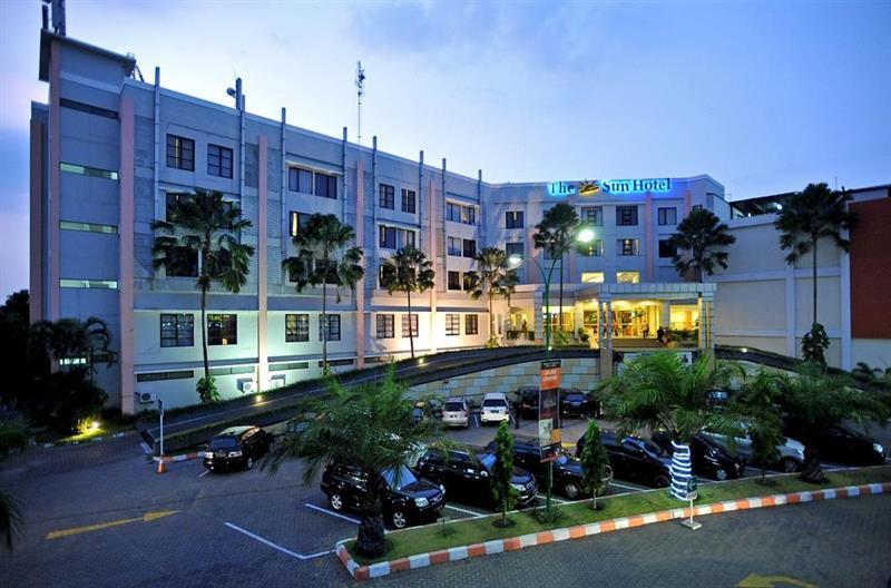 The Sun Hotel Sidoarjo Exterior foto